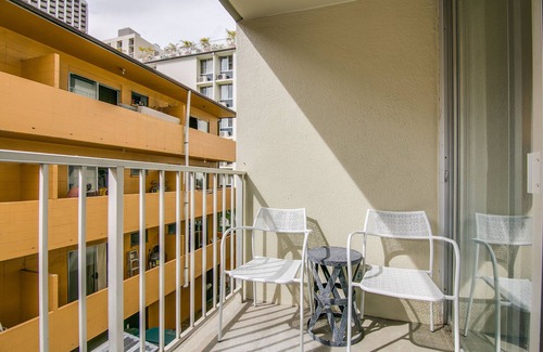 Waikiki Apartment | Queen Studio, Full Kitchen 1.5 mins from the Beach