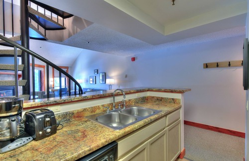 Four O'Clock Condo | Queen Studio Loft unit