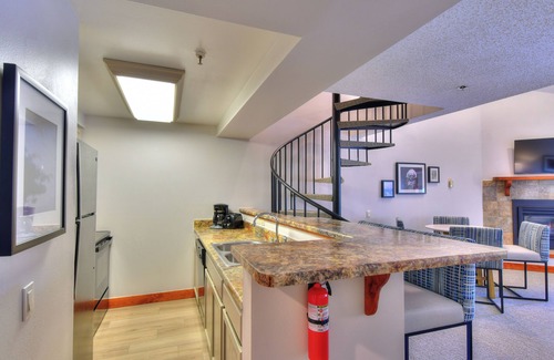 Four O'Clock Condo | Queen Studio Loft unit