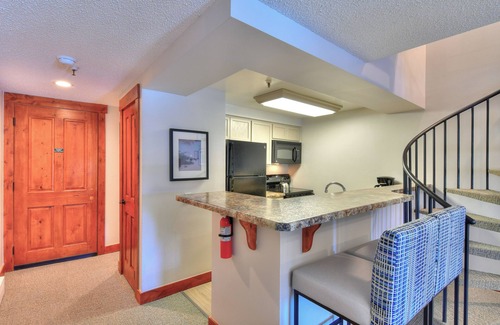 Four O'Clock Condo | Queen Studio Loft unit