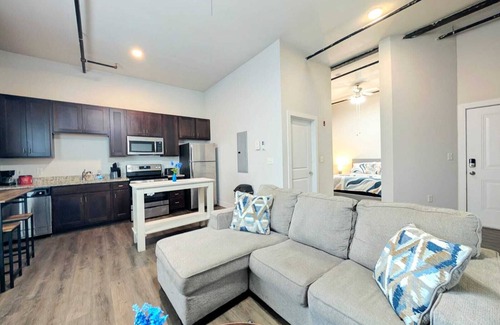 Central West End Apartment | Queen Studio on West Pine– Close to Barnes