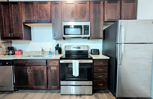 Central West End Apartment | Queen Studio on West Pine– Close to Barnes