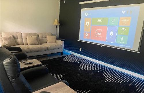 Forest Park House | Queen Suite - Hot Tub - Home Theater - WiFi