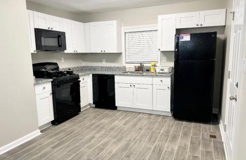 Forest Park House | Queen Suite - Hot Tub - Home Theater - WiFi