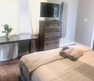 Morrow House | Queen Suite - Private Entrance - WiFi