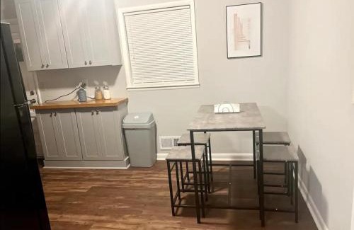 Morrow House | Queen Suite - Private Entrance - WiFi