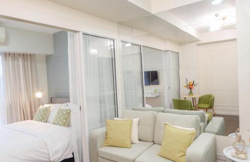 Makati Apartment | Queen Suite with City View at Acqua Private Residences