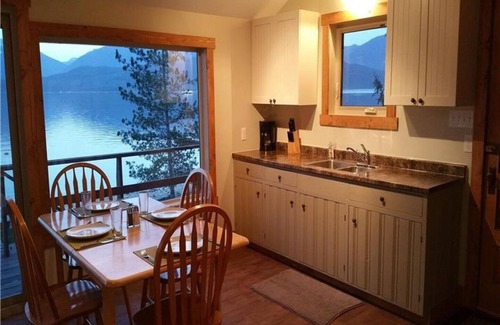 Balfour Cottage | Queens Bay Hideaway Lakefront Cottage