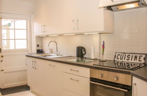 Much Wenlock Cottage | QUEENS COTTAGE, romantic, character holiday cottage in Much Wenlock