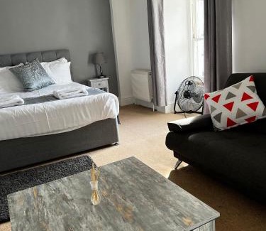 Rhiwbryfdir Hotel | Queens Hotel