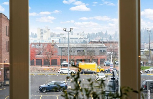 East Central Apartment | Queen’s Nest by ConventionCenter