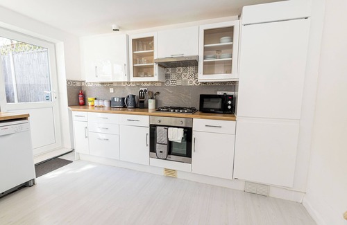 Bournemouth Apartment | Queens Park Views by Grandeur Property