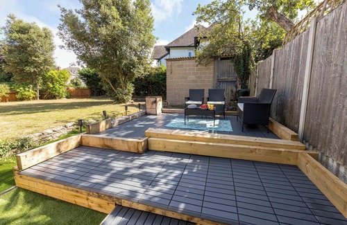 Bournemouth Apartment | Queens Park Views by Grandeur Property