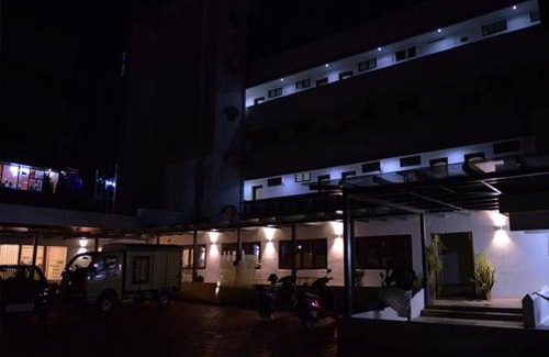 Vadakara Hotel | Queens Tourist Home