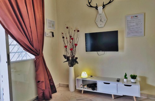 Kampung Sungai Nibong House | Queensbay Mall, Up to 5 Pax, 2 Bedrooms, 1 Bathroom, 1 Car Park by Star Home