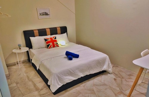 Kampung Sungai Nibong House | Queensbay Mall, Up to 5 Pax, 2 Bedrooms, 1 Bathroom, 1 Car Park by Star Home