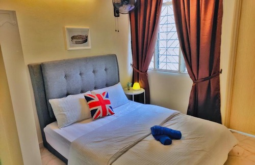 Kampung Sungai Nibong House | Queensbay Mall, Up to 5 Pax, 2 Bedrooms, 1 Bathroom, 1 Car Park by Star Home