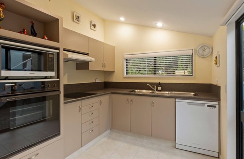 Queenstown Apartment | Queenstown Escape | Heated Pool & Stunning Lake Views | 2 Bedrooms