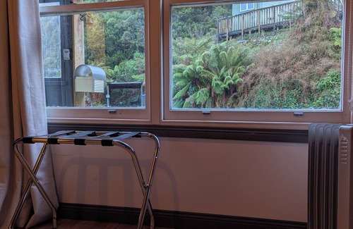 Queenstown Cottage | Quentin's Cottage - a cosy retreat by Mt Owen - close to town and trails!
