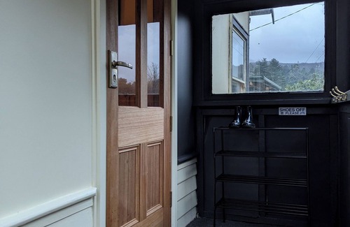 Queenstown Cottage | Quentin's Cottage - a cosy retreat by Mt Owen - close to town and trails!
