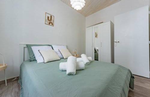 Roquecor Apartment | Quercy Blanc coeur de village parking facile