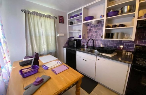 Lawton Cottage | QUICK 1 mile to Ft Sill - clean, sleeps 5, washer/dryer, & PETS welcome!