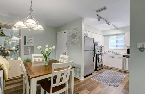 Fernandina Beach Condo | Quick Beach Access- Beautiful Screened in Deck and POOL
