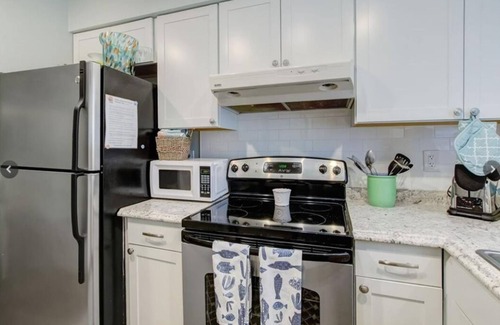 Fernandina Beach Condo | Quick Beach Access- Beautiful Screened in Deck and POOL