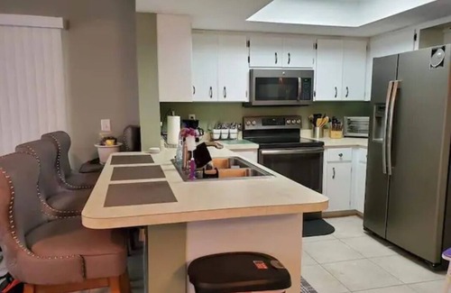 South Venice House | Quiet 1 B/B retreat minutes from the beach located in center of a bird sanctuary