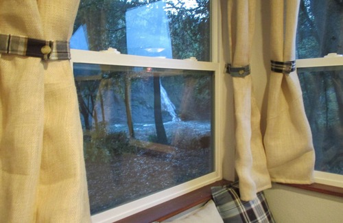 Powers Cabin | Quiet 1 bedroom cabin located on the South Fork of the Coquille River