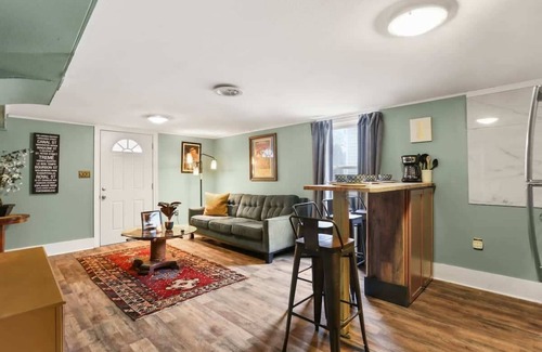 Gentilly Terrace Apartment | Quiet 1 bedroom with easy access to interstate!