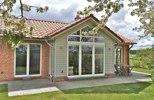 Kosel House | Quiet 5* vacation home right on the water | WLAN | sauna | fireplace | whirlpool tub
