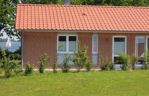 Kosel House | Quiet 5* vacation home right on the water | WLAN | sauna | fireplace | whirlpool tub