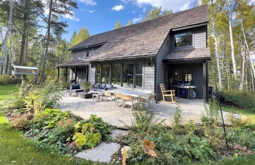 River Meadows House | Quiet adventure retreat with acres of national forest land in your backyard