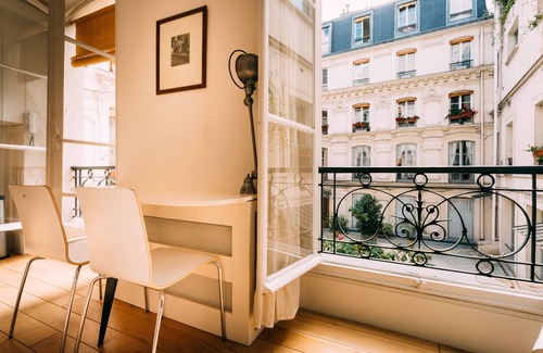 Quartier Saint-Ambroise Apartment | Quiet And Airy Luxury Studio In The Upper Marais