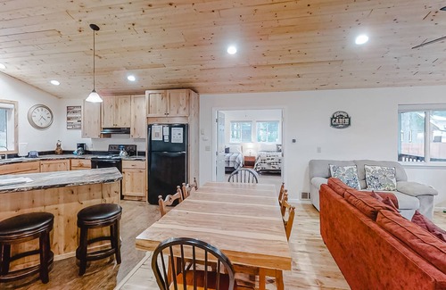 Joseph House | Quiet and Attractive Home Close to Lake w/WiFi, Private Washer/Dryer - Dogs Okay