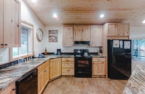 Joseph House | Quiet and Attractive Home Close to Lake w/WiFi, Private Washer/Dryer - Dogs Okay