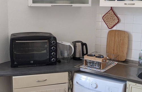Liberation Apartment | Quiet and bright three minutes from shops and streetcar