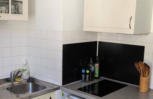 Liberation Apartment | Quiet and bright three minutes from shops and streetcar