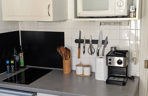 Liberation Apartment | Quiet and bright three minutes from shops and streetcar