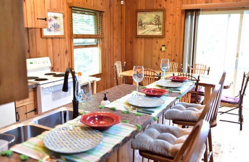 Cedar Ski Chalet | Quiet and Comfy 3 bed/2bath - Golf Chalet w/Loft&Hot tub