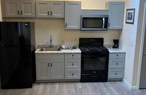 Seaside Apartment | Quiet and Cozy 1 Bedroom Apartment close to the beach!
