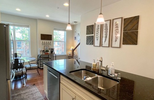 Northeast House | Quiet and cozy 3BR & 3BA in DC less than 10 minutes from the Metro