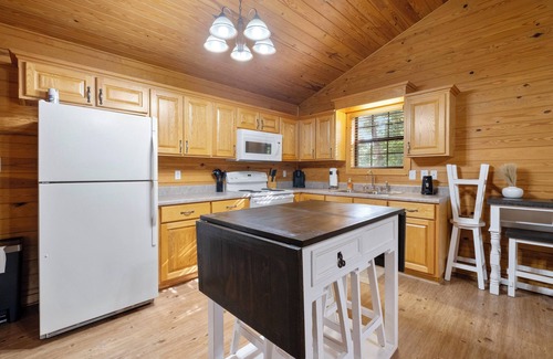 Gadsden Cabin | Quiet and cozy cabin minutes away from Noccalula Falls Park and all the trails.