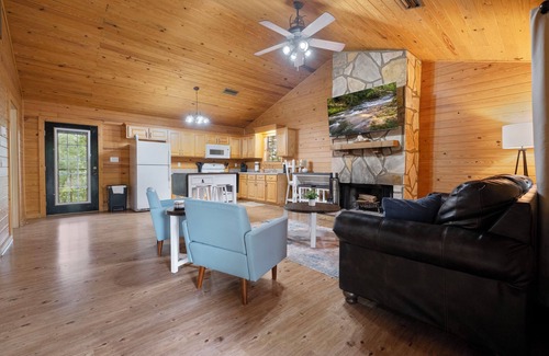 Gadsden Cabin | Quiet and cozy cabin minutes away from Noccalula Falls Park and all the trails.