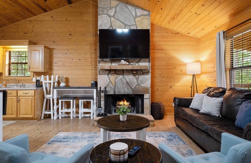Gadsden Cabin | Quiet and cozy cabin minutes away from Noccalula Falls Park and all the trails.