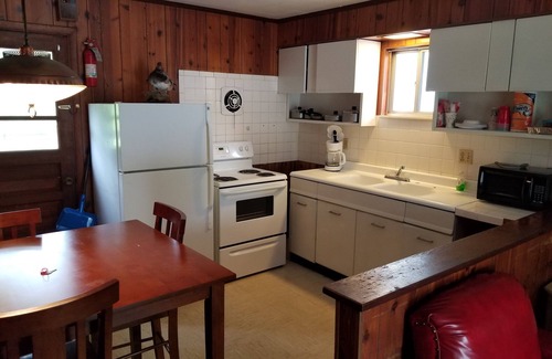 Cadiz Cabin | Quiet and cozy cabin with full kitchen and two bedrooms adjoining Lake Barkley.