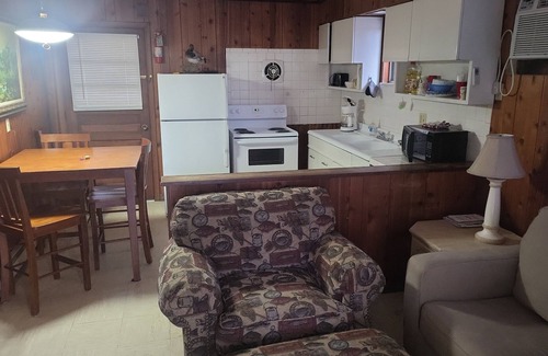 Cadiz Cabin | Quiet and cozy cabin with full kitchen and two bedrooms adjoining Lake Barkley.