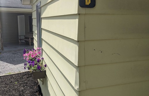 Cadiz Cabin | Quiet and cozy cabin with full kitchen and two bedrooms adjoining Lake Barkley.