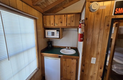 Brimfield Cabin | Quiet and Cozy Campground Cabin 2 near the lake